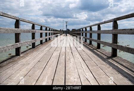 Utting, Deutschland. Mai 2020. Wolken ziehen über eine Fußgängerbrücke am Ammersee. Kredit: Sven Hoppe/dpa/Alamy Live News Stockfoto