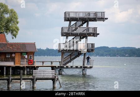 Utting, Deutschland. Mai 2020. Ein Mann arbeitet auf einer Sprungplattform am lido in Utting am Ammersee. Kredit: Sven Hoppe/dpa/Alamy Live News Stockfoto