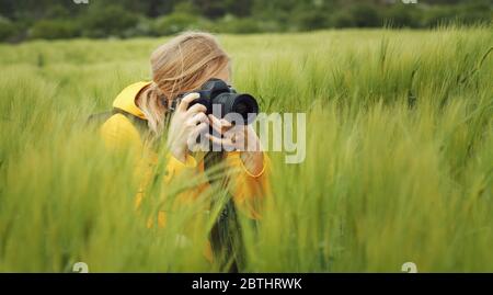 Fotograf fotografiert inmitten der Vegetation Stockfoto