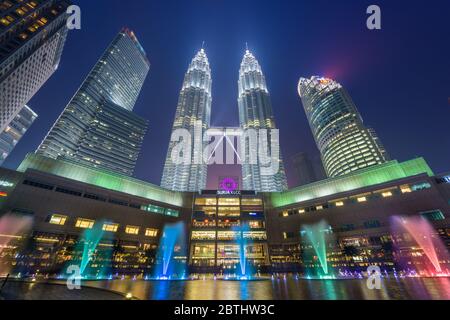 KUALA LUMPUR - 14. SEPTEMBER 2015: Die Petronas Towers vom KLCC Park gesehen in der Dämmerung. Stockfoto