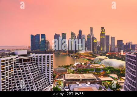 Skyline von Singapur Financial District in der Abenddämmerung. Stockfoto