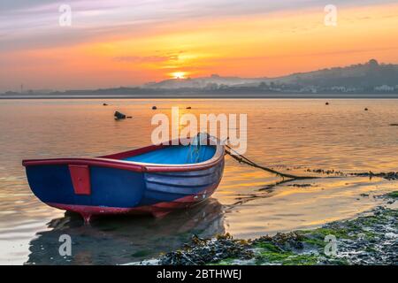 Mit klarem Himmel über Nacht und Temperaturen fallen in einzelne Figuren in North Devon, der Morgenhimmel und eingehende Flut kombinieren, um eine malerische Stockfoto
