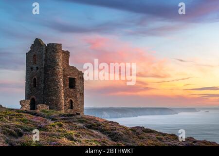 Nach einem heißen und sonnigen Tag in Cornwall nimmt der Wind zu, als die Sonne über Wheal Coates am St. Agnes Beacon zu Beginn der Augustfeiertage untergeht Stockfoto