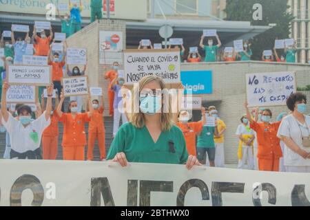 Madrid, Spanien. Mai 2020. Gesundheitsarbeiter von mindestens drei öffentlichen Krankenhäusern in Madrid, Spanien, haben um 20:00 Uhr vor den Türen der Gesundheitszentren demonstriert und um Hilfe gebeten. „Hilf uns, dich zu betreuen.“ Die Gesundheitsarbeiter, weisen darauf hin, dass die Ankunft der Covid-19 die Unsicherheit der Arbeitsplätze unserer und unserer Gesundheitsberufe sowie die katastrophale Verwaltung unserer Gesundheit am 25. Mai 2020 offenbart hat. (Foto von Alberto Sibaja/Pacific Press/Sipa USA) Quelle: SIPA USA/Alamy Live News Stockfoto