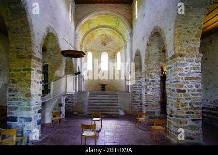 Im Inneren Schlosskirche in Spiez. Die Kirche ist die 1000-jährige im frühromanischen Stil, Thunersee, Berner Oberland, Bern, Schweiz. Stockfoto