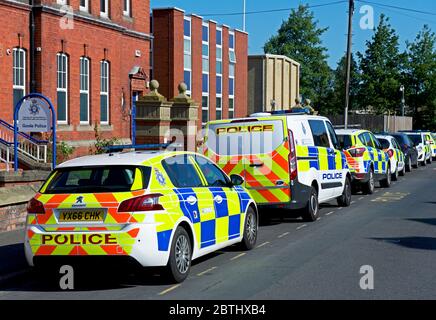 Polizeiautos parkten vor der Polizeistation in Goole, East Yorkshire, England Stockfoto