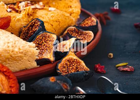 Türkische arabische Desserts auf silbernem Teller aus nächster Nähe Stockfoto