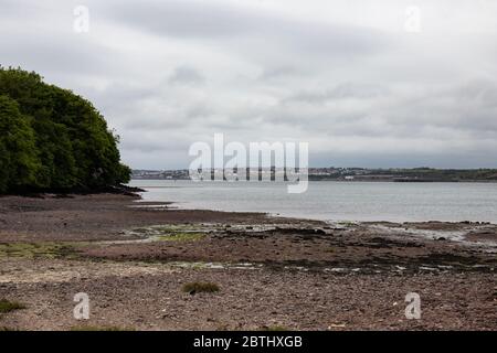 Milford Haven von Pwllchrochan Flats. Stockfoto