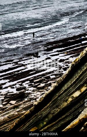 Einsames Fischervierl an der felsigen Küste bei Socoa - digital gefilterte Ansicht, Baskenland, Atlantikküste, Pyrénées-Atlantiques, Nouvelle-Aquitaine, Südwestfrankreich Stockfoto