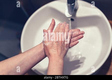 Frau wäscht Hände im Bad, in der Gesundheitspflege und in der Hygiene, selektive Fokussierung Stockfoto