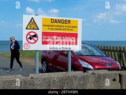 Hinweis des Verteidigungsministeriums warnt Menschen vor nicht explodierter Sprengkörper am Strand von Aldbrough, East Yorkshire, England Stockfoto