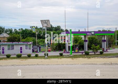 Balaklava, Republik Krim - 9. Juni 2019: Eine Tankstelle an der Straße. Stockfoto