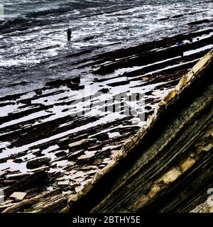 Einsames Fischervierl an der felsigen Küste bei Socoa - digital gefilterte Ansicht, Baskenland, Atlantikküste, Pyrénées-Atlantiques, Nouvelle-Aquitaine, Südwestfrankreich Stockfoto