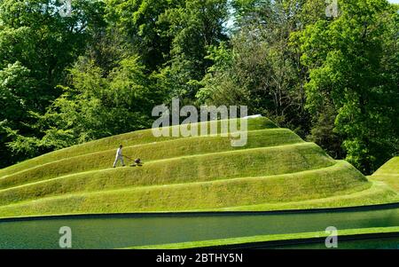 Wilkieston, Schottland, Großbritannien. 26 Mai 2020. Thomas Unterdorfer, Landschaftsbewahrer bei Jupiter Artland, Grassschnitt auf den landForm Skulpturen Cells of Life von Charles Jencks. Jupiter Artland hofft, in naher Zukunft eine begrenzte Öffnung zu haben, wenn Covid-19 Sperrregeln gelockert werden. Iain Masterton/Alamy Live News Stockfoto