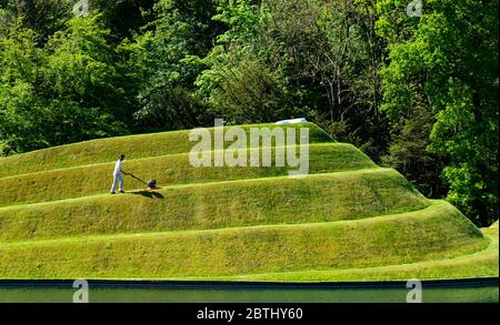 Wilkieston, Schottland, Großbritannien. 26 Mai 2020. Thomas Unterdorfer, Landschaftsbewahrer bei Jupiter Artland, Grassschnitt auf den landForm Skulpturen Cells of Life von Charles Jencks. Jupiter Artland hofft, in naher Zukunft eine begrenzte Öffnung zu haben, wenn Covid-19 Sperrregeln gelockert werden. Iain Masterton/Alamy Live News Stockfoto