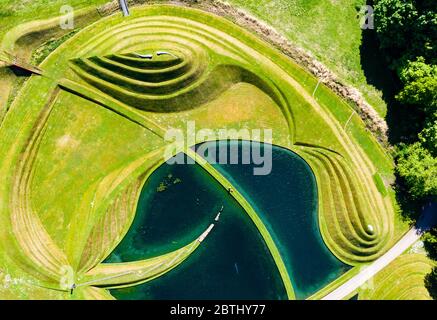 Wilkieston, Schottland, Großbritannien. 26 Mai 2020. Thomas Unterdorfer, Landschaftsbewahrer bei Jupiter Artland, Grassschnitt auf den landForm Skulpturen Cells of Life von Charles Jencks. Jupiter Artland hofft, in naher Zukunft eine begrenzte Öffnung zu haben, wenn Covid-19 Sperrregeln gelockert werden. Iain Masterton/Alamy Live News Stockfoto