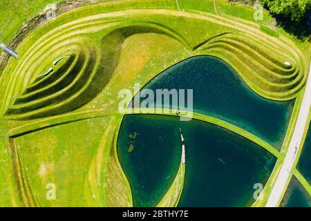 Wilkieston, Schottland, Großbritannien. 26 Mai 2020. Thomas Unterdorfer, Landschaftsbewahrer bei Jupiter Artland, Grassschnitt auf den landForm Skulpturen Cells of Life von Charles Jencks. Jupiter Artland hofft, in naher Zukunft eine begrenzte Öffnung zu haben, wenn Covid-19 Sperrregeln gelockert werden. Iain Masterton/Alamy Live News Stockfoto