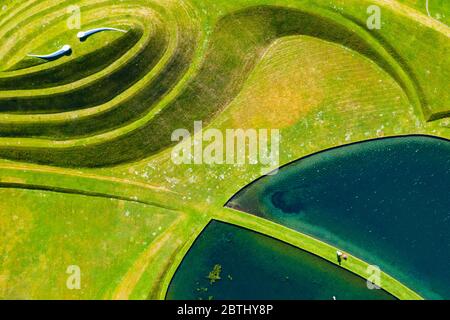 Wilkieston, Schottland, Großbritannien. 26 Mai 2020. Thomas Unterdorfer, Landschaftsbewahrer bei Jupiter Artland, Grassschnitt auf den landForm Skulpturen Cells of Life von Charles Jencks. Jupiter Artland hofft, in naher Zukunft eine begrenzte Öffnung zu haben, wenn Covid-19 Sperrregeln gelockert werden. Iain Masterton/Alamy Live News Stockfoto