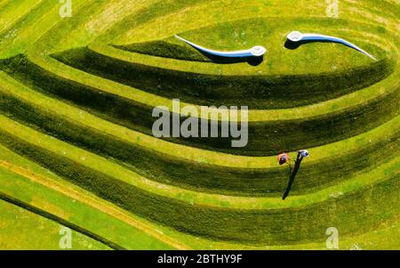 Wilkieston, Schottland, Großbritannien. 26 Mai 2020. Thomas Unterdorfer, Landschaftsbewahrer bei Jupiter Artland, Grassschnitt auf den landForm Skulpturen Cells of Life von Charles Jencks. Jupiter Artland hofft, in naher Zukunft eine begrenzte Öffnung zu haben, wenn Covid-19 Sperrregeln gelockert werden. Iain Masterton/Alamy Live News Stockfoto