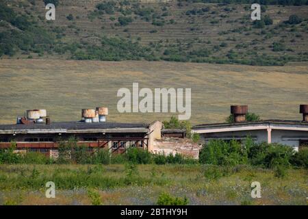 Verlassene alte sowjetische Industriegebäude. Verlassene alte sowjetische Industriegebäude. Stockfoto