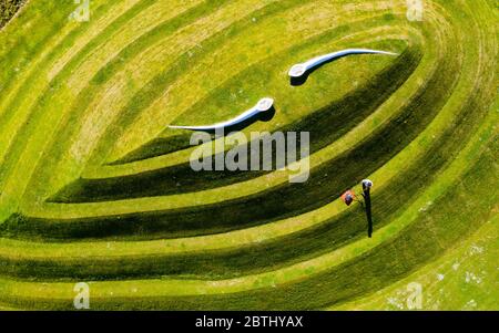 Wilkieston, Schottland, Großbritannien. 26 Mai 2020. Thomas Unterdorfer, Landschaftsbewahrer bei Jupiter Artland, Grassschnitt auf den landForm Skulpturen Cells of Life von Charles Jencks. Jupiter Artland hofft, in naher Zukunft eine begrenzte Öffnung zu haben, wenn Covid-19 Sperrregeln gelockert werden. Iain Masterton/Alamy Live News Stockfoto