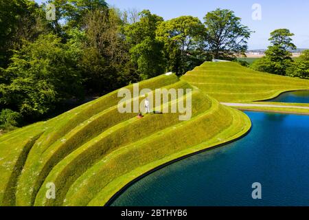 Wilkieston, Schottland, Großbritannien. 26 Mai 2020. Thomas Unterdorfer, Landschaftsbewahrer bei Jupiter Artland, Grassschnitt auf den landForm Skulpturen Cells of Life von Charles Jencks. Jupiter Artland hofft, in naher Zukunft eine begrenzte Öffnung zu haben, wenn Covid-19 Sperrregeln gelockert werden. Iain Masterton/Alamy Live News Stockfoto