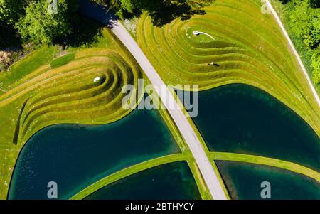 Wilkieston, Schottland, Großbritannien. 26 Mai 2020. Thomas Unterdorfer, Landschaftsbewahrer bei Jupiter Artland, Grassschnitt auf den landForm Skulpturen Cells of Life von Charles Jencks. Jupiter Artland hofft, in naher Zukunft eine begrenzte Öffnung zu haben, wenn Covid-19 Sperrregeln gelockert werden. Iain Masterton/Alamy Live News Stockfoto