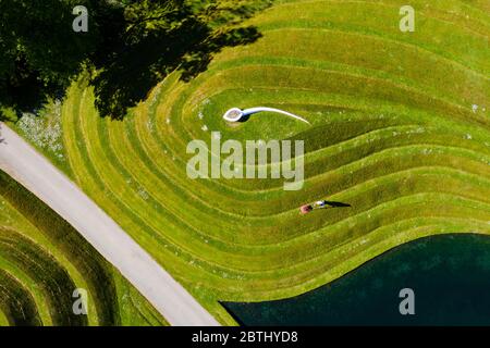 Wilkieston, Schottland, Großbritannien. 26 Mai 2020. Thomas Unterdorfer, Landschaftsbewahrer bei Jupiter Artland, Grassschnitt auf den landForm Skulpturen Cells of Life von Charles Jencks. Jupiter Artland hofft, in naher Zukunft eine begrenzte Öffnung zu haben, wenn Covid-19 Sperrregeln gelockert werden. Iain Masterton/Alamy Live News Stockfoto