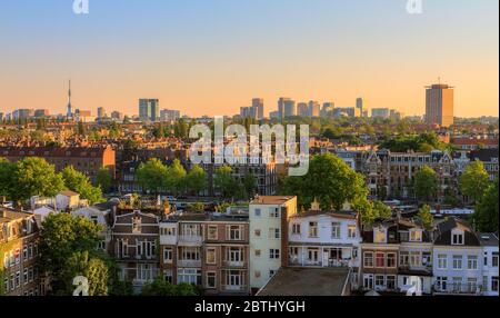 Wunderschöne Stadtansicht mit Blick auf die Stadt Amsterdam in den Niederlanden bei Sonnenuntergang Stockfoto