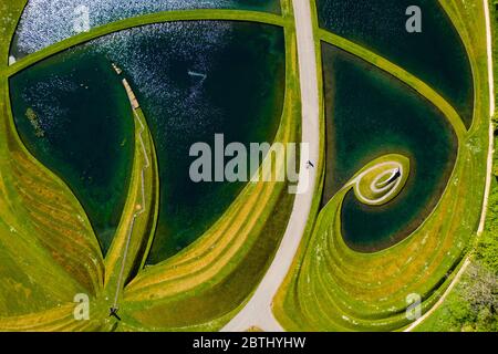 Wilkieston, Schottland, Großbritannien. 26 Mai 2020. Thomas Unterdorfer, Landschaftsbewahrer bei Jupiter Artland, Grassschnitt auf den landForm Skulpturen Cells of Life von Charles Jencks. Jupiter Artland hofft, in naher Zukunft eine begrenzte Öffnung zu haben, wenn Covid-19 Sperrregeln gelockert werden. Iain Masterton/Alamy Live News Stockfoto