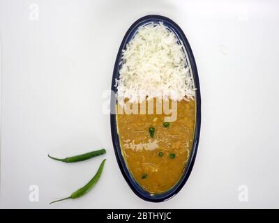 Traditionelle indische Linsencurry mit Reis serviert - (Dal) isoliert auf WEISSEM Hintergrund - London, Großbritannien Stockfoto