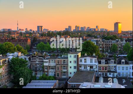 Wunderschöne Stadtansicht mit Blick auf die Stadt Amsterdam in den Niederlanden bei Sonnenuntergang Stockfoto