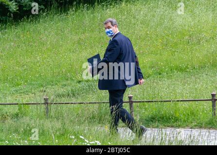 München, Deutschland. Mai 2020. Markus Söder (CSU), Ministerpräsident von Bayern, geht nach der Pressekonferenz zur Bayerischen Kabinettssitzung durch den Hofgarten. Quelle: Peter Kneffel/dpa-Pool/dpa/Alamy Live News Stockfoto