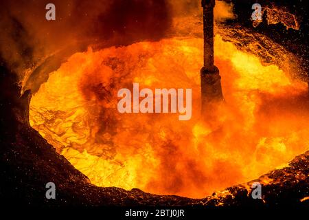 Tata Steel Scunthorpe - Heavy End - Stahlproduktion - Lanze, die Gas in das Eisen einführt, um Stahl zu machen Stockfoto