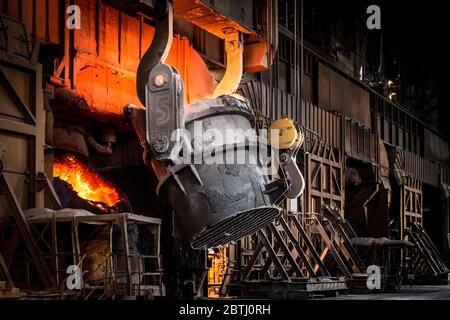 Scunthorpe - Heavy End - Stahlproduktion - Basic Oxygen Steelmaking - Sauerstoff-Konverter Ofen mit geschmolzenem Eisen aus Schöpfkelle geladen Stockfoto