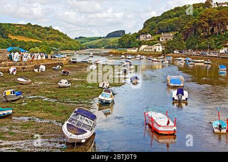 Ebbe auf dem Fluss Looe bei Looe Cornwall Stockfoto