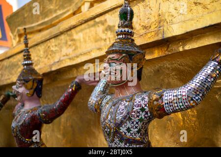 Gold Dämonen bewachen Fassaden und Eingänge am Grand Palace, Bangkok, Thailand Stockfoto