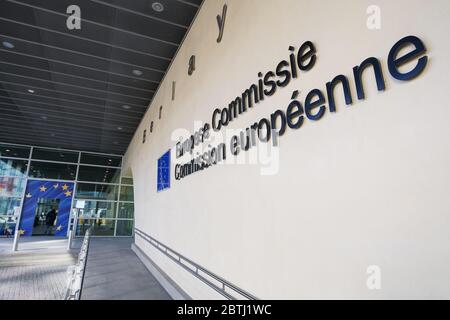 Die Menschen kommunizieren in der Nähe des Gebäudes der Europäischen Kommission. Brüssel, Belgien - 02 März 2011 Stockfoto