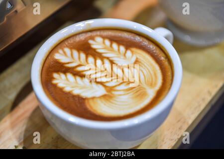 Formen von Kunstkaffee auf weißen Tassen. Stockfoto
