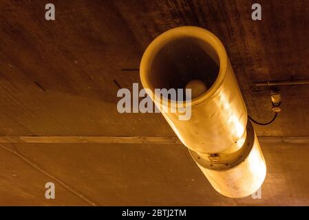 Car Tunnel Ventilation: Tunnel Jet Ventilator an der Decke für die Belüftung innerhalb eines Autotunnels Stockfoto