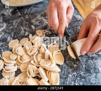 Bereiten Sie hausgemachte traditionelle Pasta Tagliatelle das authentische Italien Rezept gerollten Teig Stockfoto