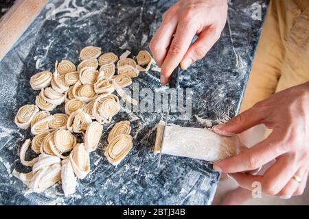 Bereiten Sie hausgemachte traditionelle Pasta Tagliatelle das authentische Italien Rezept gerollten Teig Stockfoto