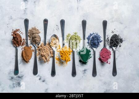 Super Pulver in Löffel - Matcha, Kurkuma, Ingwer, Kakao, Spirulina, Chia, Zimt, schwarzer Sesam Stockfoto