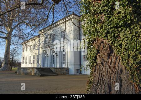 Neuhardenberg, Deutschland. Januar 2020. Das Schloss Neuhardenberg Märkisch-Oderland im Bl Brandenburg. Seit 2001 organisiert die Stiftung Schloss Neuhardenberg GmbH ein Kulturprogramm mit Theaterproduktionen, Musik, Lesungen, Debatten und Ausstellungen. Der Landschaftsgarten wurde 1821 von Hermann von Pückler-Muskau mit Unterstützung von Peter Joseph Lenné neu gestaltet. Quelle: Manfred Krause Quelle: Manfred Krause/dpa-zentralbild/ZB/dpa/Alamy Live News Stockfoto