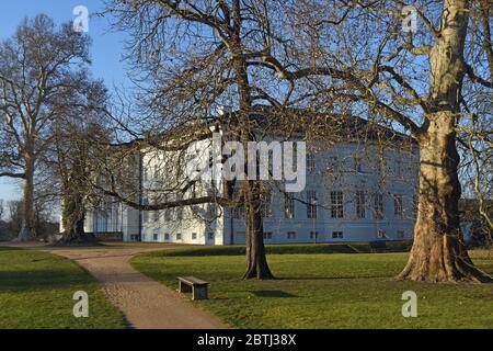 Neuhardenberg, Deutschland. Januar 2020. Das Schloss Neuhardenberg Märkisch-Oderland im Bl Brandenburg. Seit 2001 organisiert die Stiftung Schloss Neuhardenberg GmbH ein Kulturprogramm mit Theaterproduktionen, Musik, Lesungen, Debatten und Ausstellungen. Der Landschaftsgarten wurde 1821 von Hermann von Pückler-Muskau mit Unterstützung von Peter Joseph Lenné neu gestaltet. Quelle: Manfred Krause Quelle: Manfred Krause/dpa-zentralbild/ZB/dpa/Alamy Live News Stockfoto