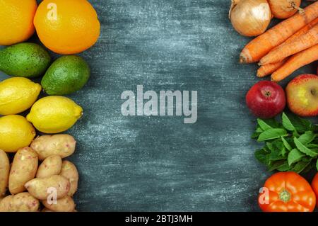 Flacher Lay von mehrfarbigen rohen Gemüse auf schwarzem Hintergrund, Lebensmittelrahmen. Lokale Produkte für eine gesunde Küche. Umweltfreundliche Produkte. Saubere Lebensmittel. Oben Stockfoto