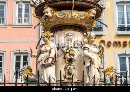 Petrusbrunnen auf dem Hauptmarkt in Trier, Rheinland-Pfalz, Deutschland auf dem Hauptmarkt in Trier, Rheinland-Palat Stockfoto