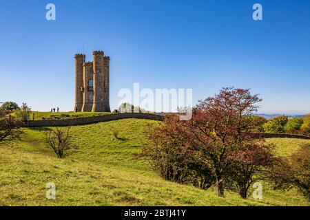 Broadway Tower vom Cotswold Way Fußweg auf dem Gipfel des Broadway Hill, England Stockfoto