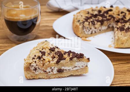 Ein Stück hausgemachten Kuchen mit Ricotta, Krümel und Schokolade, Stockfoto