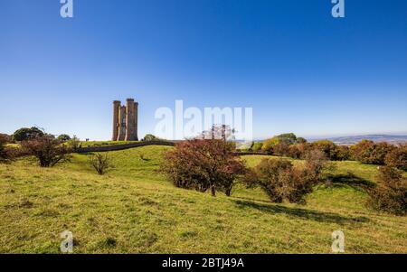 Broadway Tower vom Cotswold Way Fußweg auf dem Gipfel des Broadway Hill, England Stockfoto